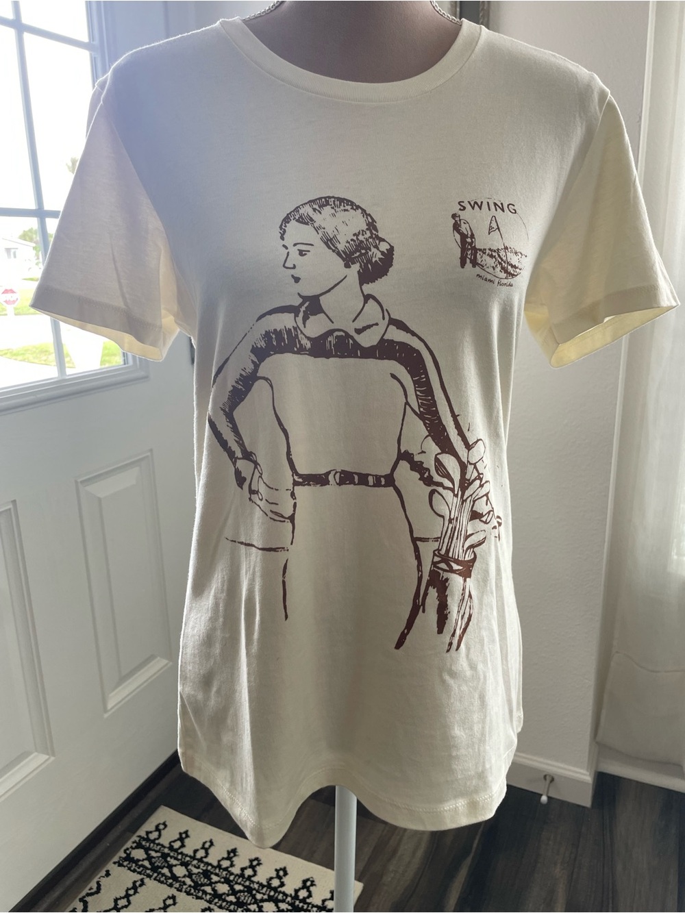 Mo & Co. Vintage-Inspired 'Swing' Graphic Cream T-Shirt, Large